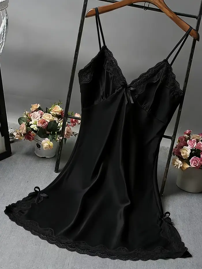 Robe de nuit en satin pour femme avec dentelle