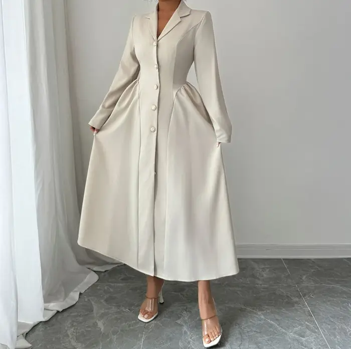Robe longue à manches longues et décolleté en V profond