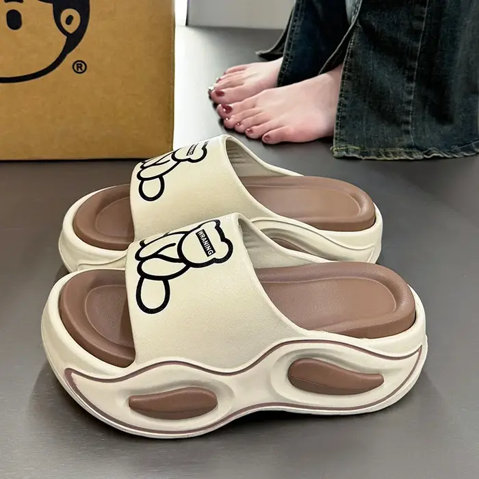 Pantoufles à motif d'ours pour femmes, diapositives à plateforme à talons hauts, chaussures de maiso
