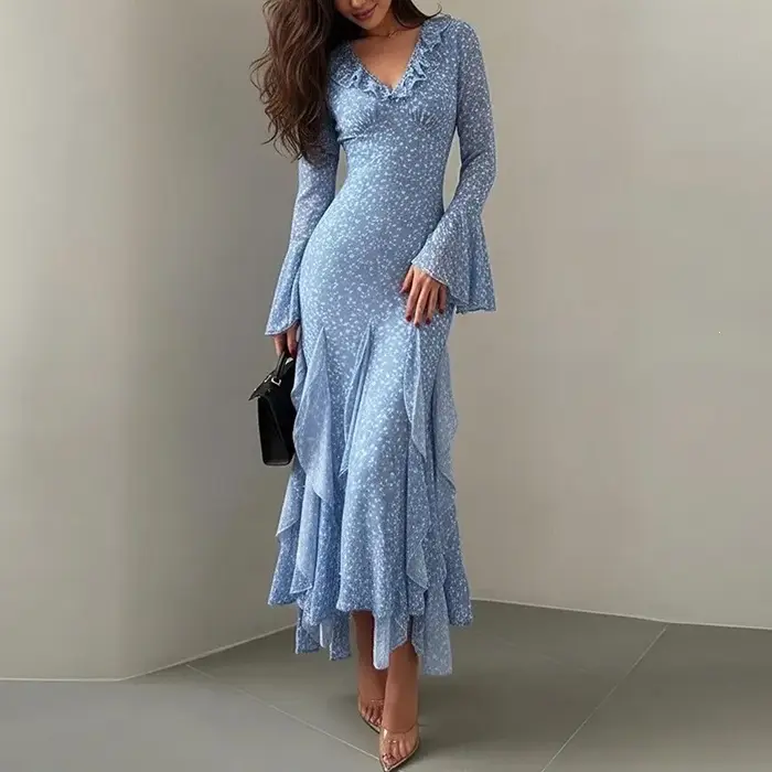 Robe longue élégante pour femme à manches évasées et bordure feuille de lotus