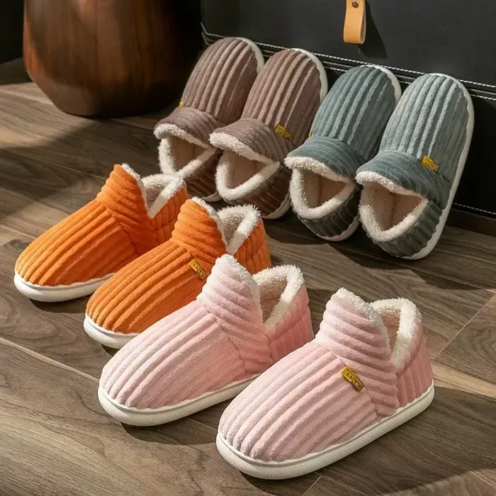 Pantoufles en fourrure pour femmes et hommes
