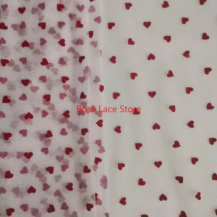 Tissu en dentelle floquée coeur rouge