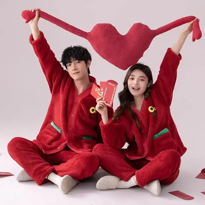 Ensemble de pyjama à col en V solide pour couple