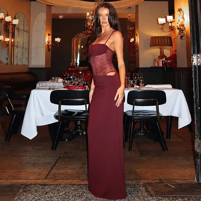 Robe longue ajustée en dentelle pour femme