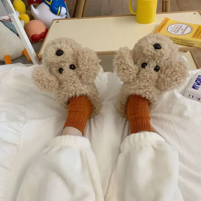 Pantoufles de caniche en peluche
