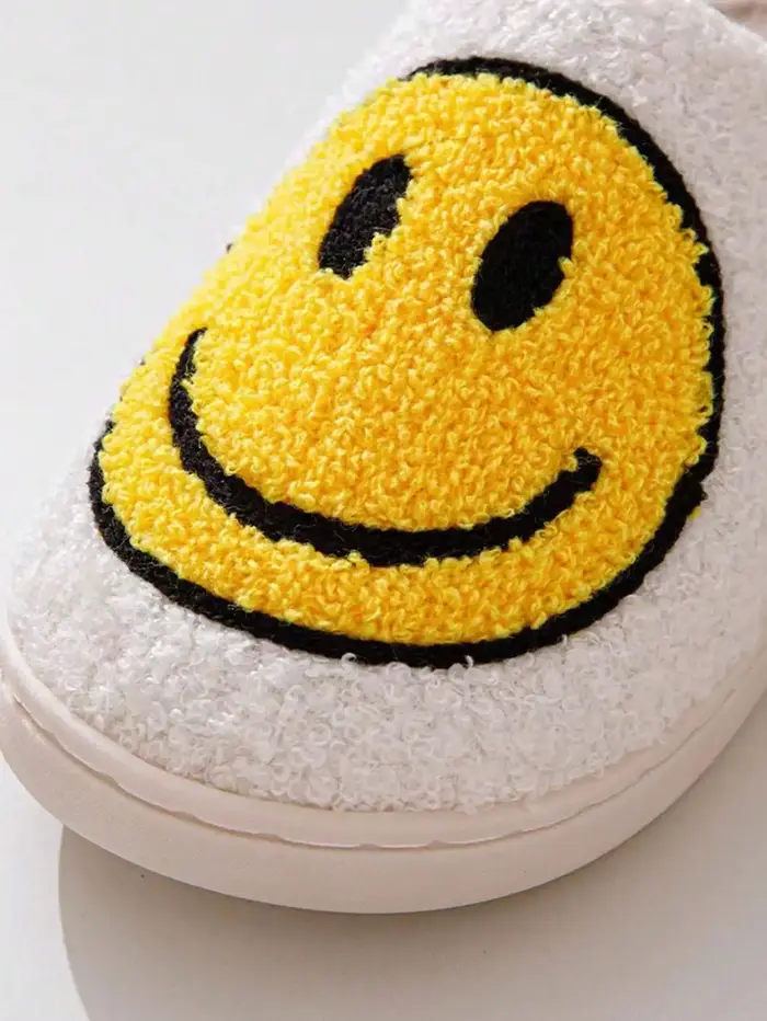 Chaussons d'intérieur en polaire pour femmes avec motif visage souriant