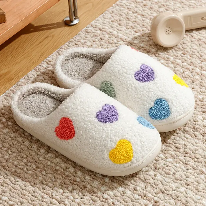 Pantoufles de saint-valentin pour femmes, chaussures d'hiver pour chambre à coucher, mode cœur coloré, chaudes, confortables, concises, chaussures de maison, cadeau pour petite amie