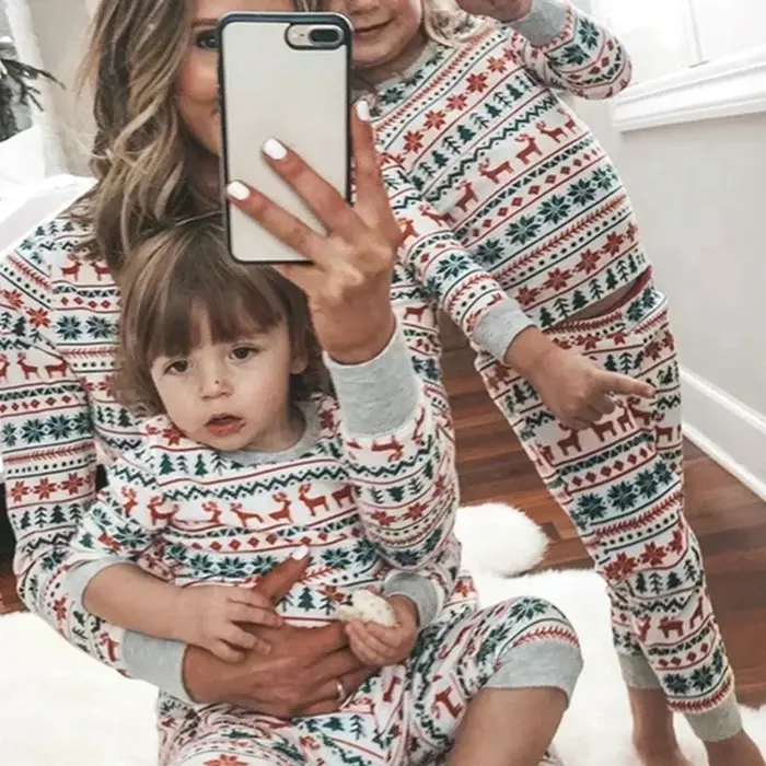 Ensemble pyjama assorti de noël en famille