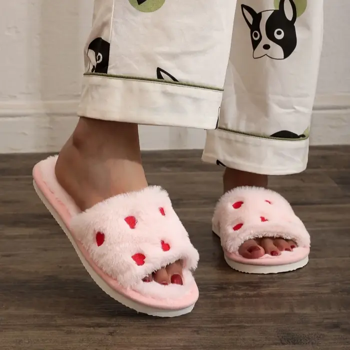 Pantoufles d'hiver en forme de cœur pour femmes et hommes