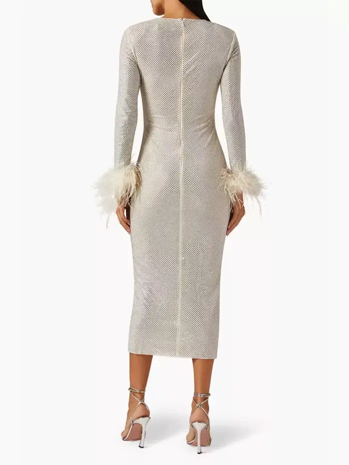 Robe chic à paillettes dorées avec détails de plumes