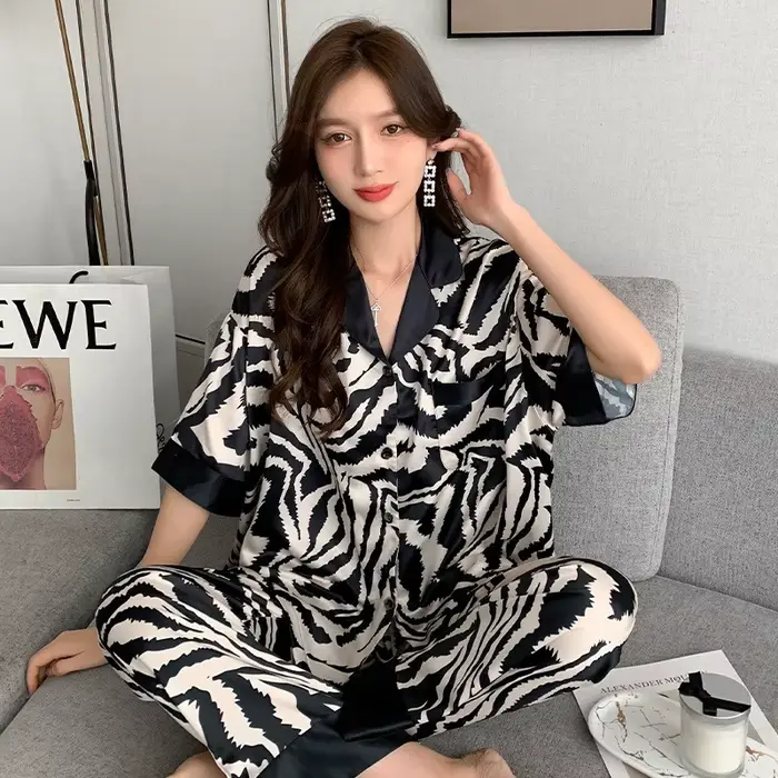 Pyjama deux pièces en soie imprimé zèbre pour femme