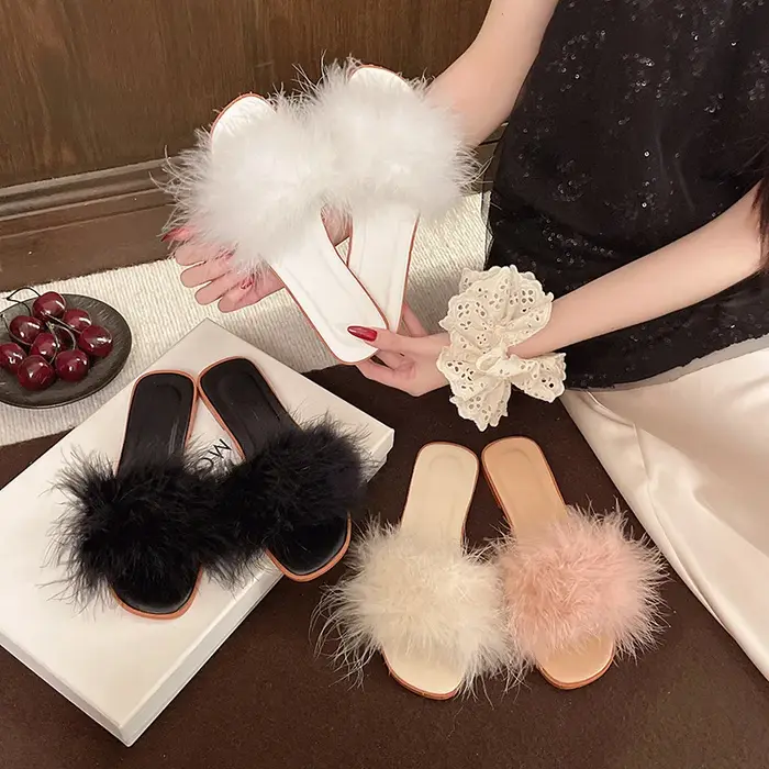 Pantoufles en fourrure à fond plat pour femmes