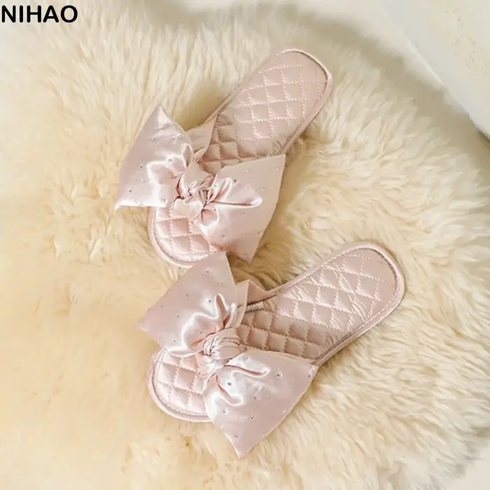 Pantoufles confortables en satin à grand nœud