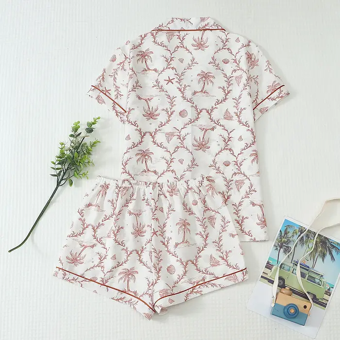 Ensemble confortable deux pièces avec imprimé palmiers et bateaux, haut à manches courtes à col avec poches et short à nœud, ensemble pyjama loungewear pour femme adapté à un usage domestique
