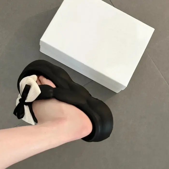 Pantoufles antidérapantes à nœud papillon