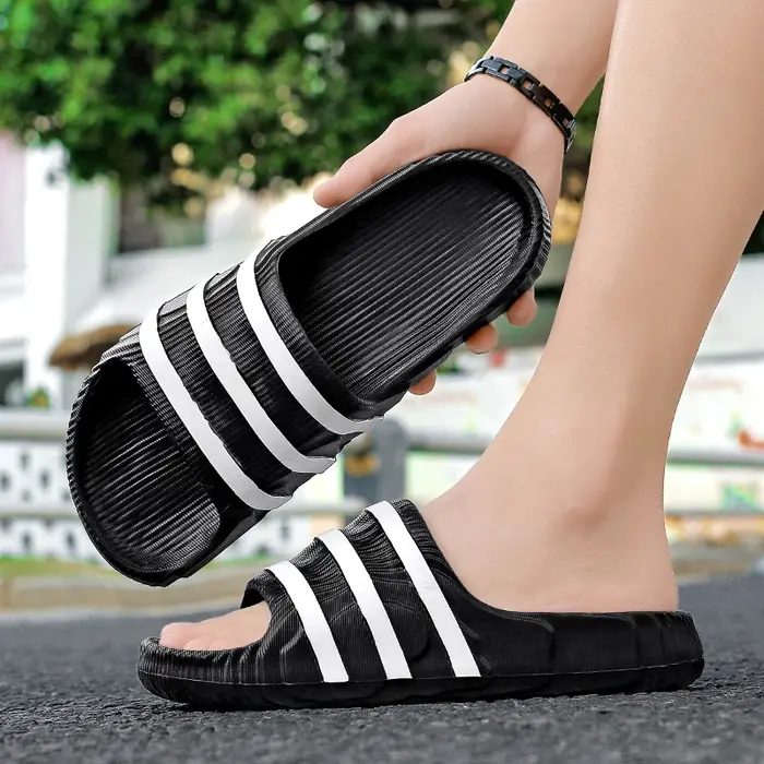 Chaussons à enfiler pour hommes, style décontracté, à quatre bandes, pour la maison et la salle de b
