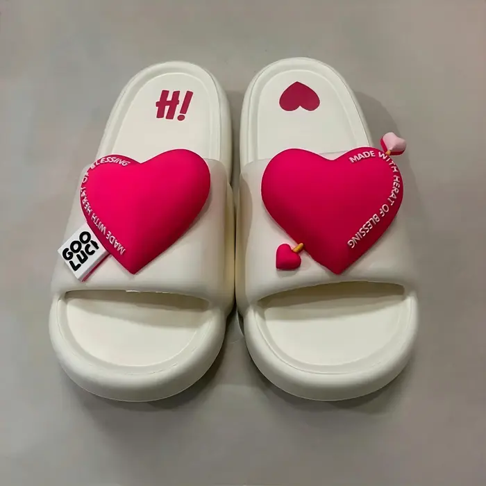 Pantoufles coeur stéréo pour femmes