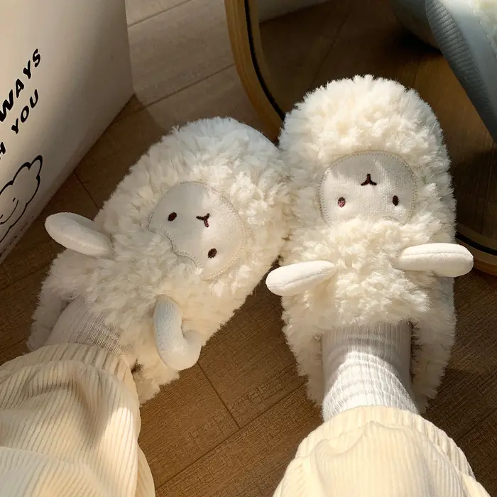 Pantoufles d'hiver en peluche de mouton de dessin animé pour femmes et hommes