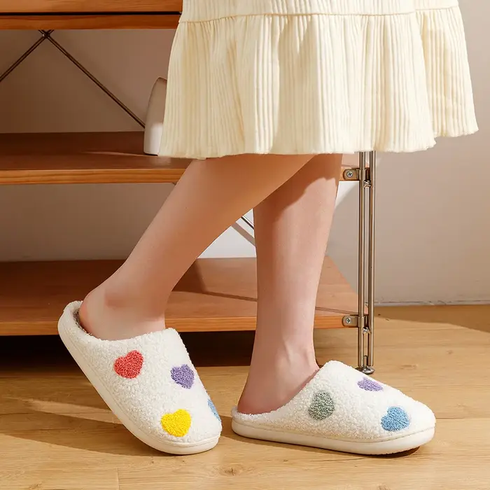 Pantoufles en forme de cœur pour femmes, couleur mignonne, broderie de saint-valentin, amour romantique, confortables, plates, cadeau pour petite amie, chaussures d'hiver pour la maison