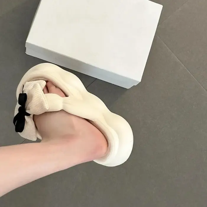 Pantoufles antidérapantes à nœud papillon