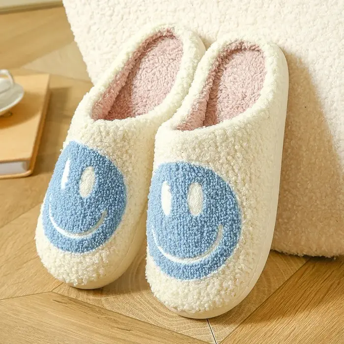 Pantoufles d'hiver pour femmes avec visages souriants