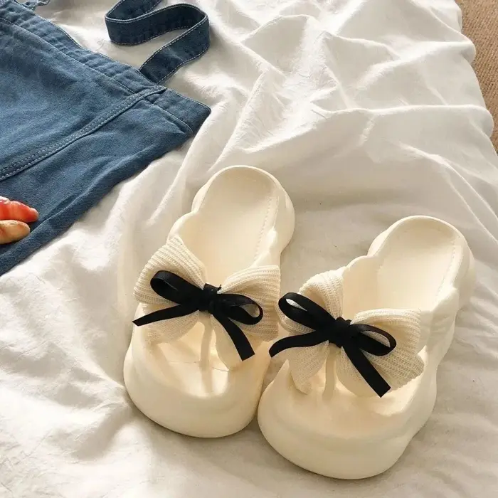 Pantoufles antidérapantes à nœud papillon