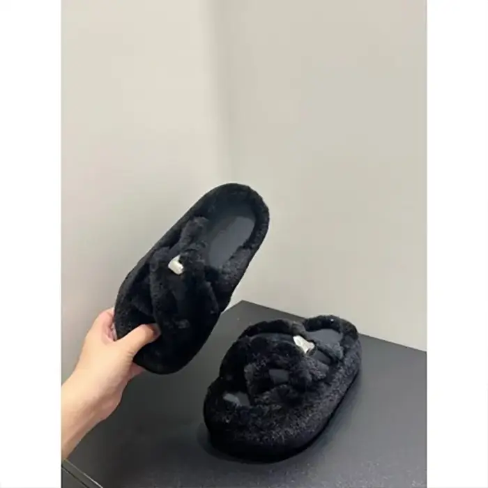 Nouvelles pantoufles en laine à semelle épaisse de style coréen pour femmes