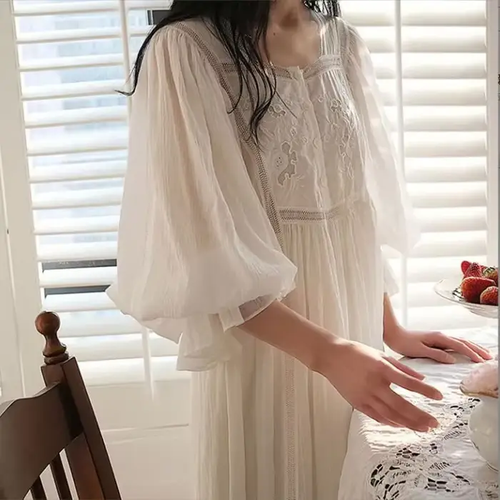 Chemise de nuit blanche en dentelle pour femme
