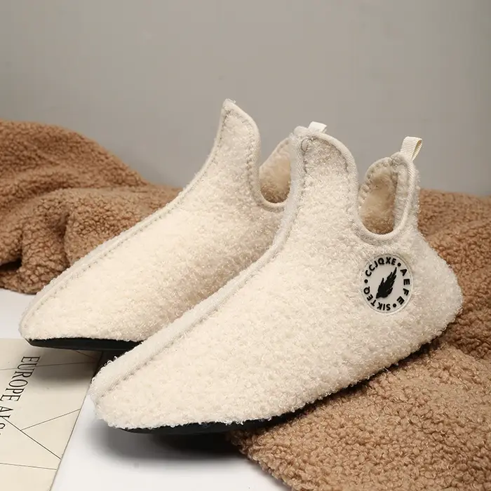 Nouveaux hommes pantoufles d'hiver de haute qualité léger chaussures de conception mode femmes en peluche pantoufle chaude sans lacet chaussure décontractée pour les Couples