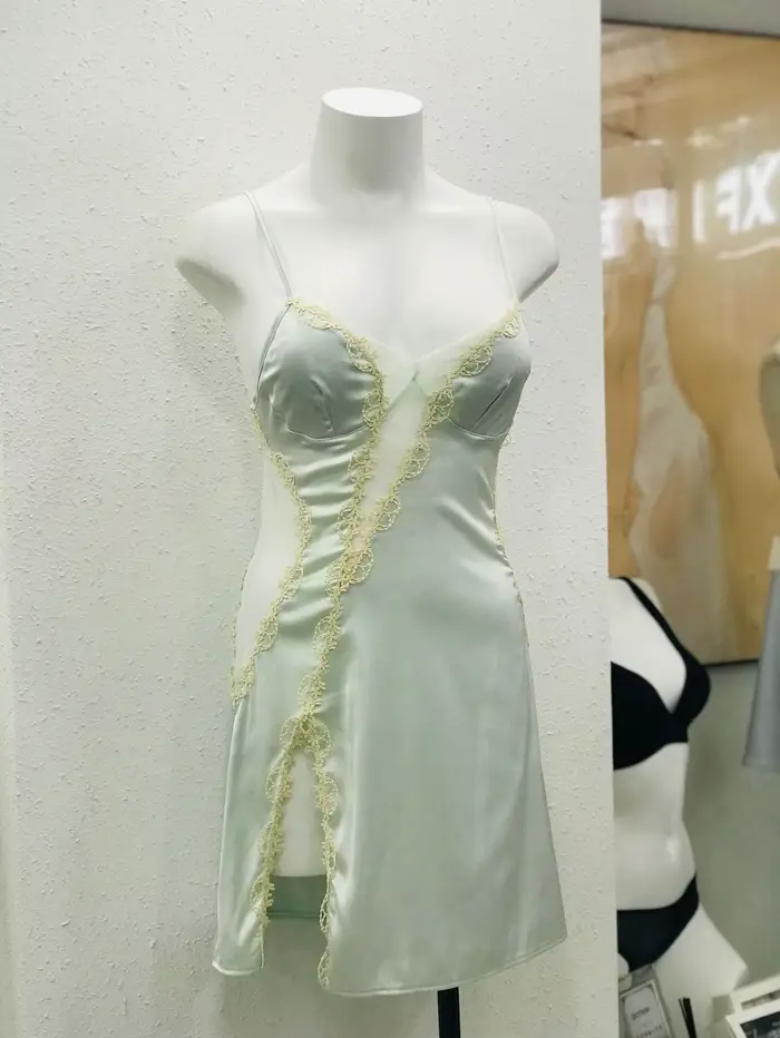 Robe de nuit fine en dentelle avec coussin de poitrine